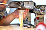 パスタマシンでさらに薄く均一にしてカット!5.